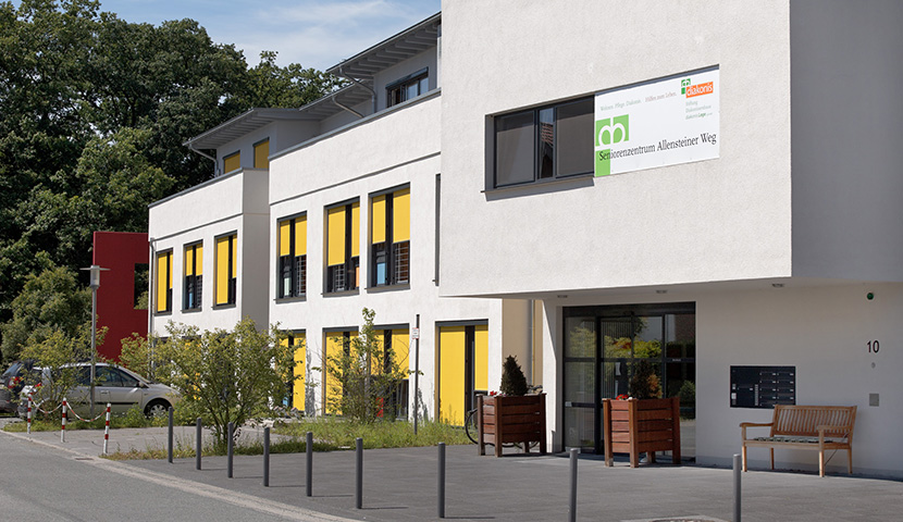 Fassade und Eingangsbereich des Seniorenzentrums Allensteiner Weg