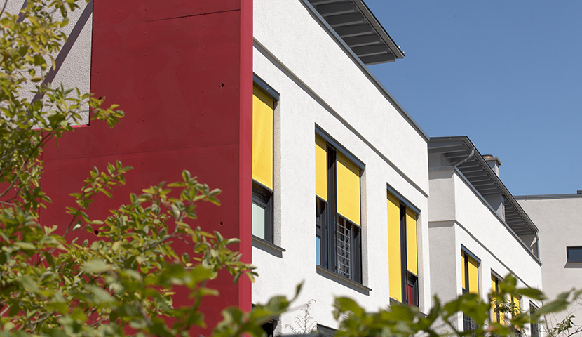 Fassade des Seniorenzentrums Allensteiner Weg mit rotem Mauervorsprung