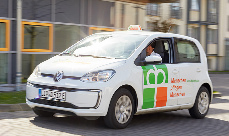 diakonis-Fahrzeug fährt zum nächsten Termin des Ambulanten Dienstes