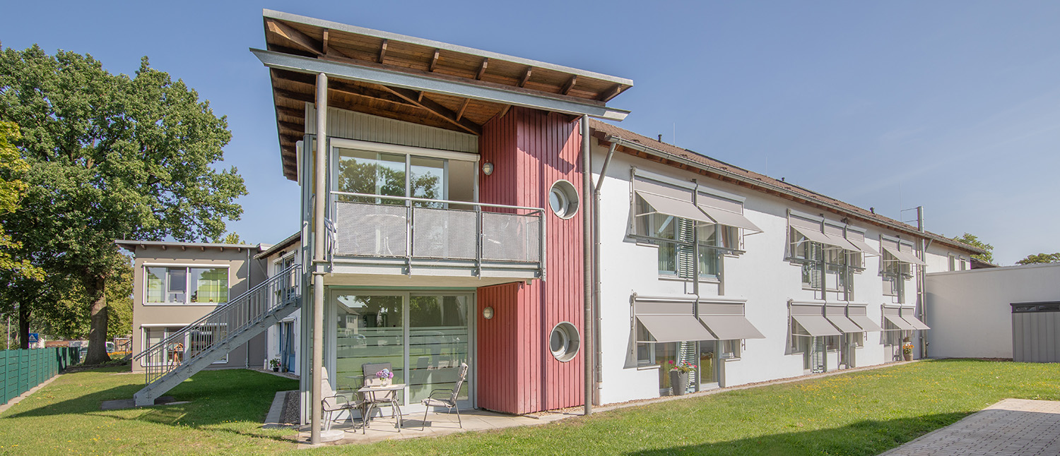 Seniorenzentrum Augustdorf Gebäude mit rotem Erker