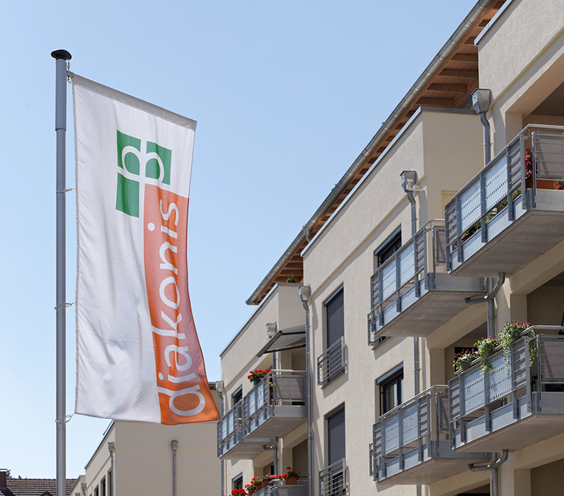 Fassade des Seniorenzentrums Elisabethstraße mit diakonis Flagge