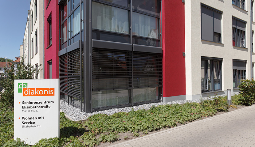 Gebäude mit diakonis Hinweistafel: Seniorenzentrum und Wohnen mit Serviceangeboten