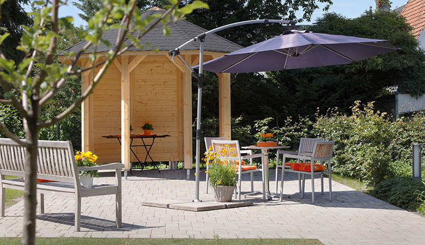 Garten mit Holzlaube, Sitzbank und Sonnenschirm