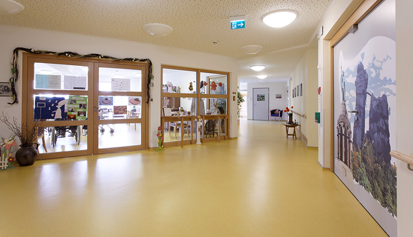 Der geräumige Flur mit dem Eingang zur Wohnküche
