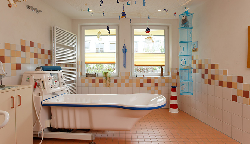 Das große Bad mit Badewanne für Anwendungen