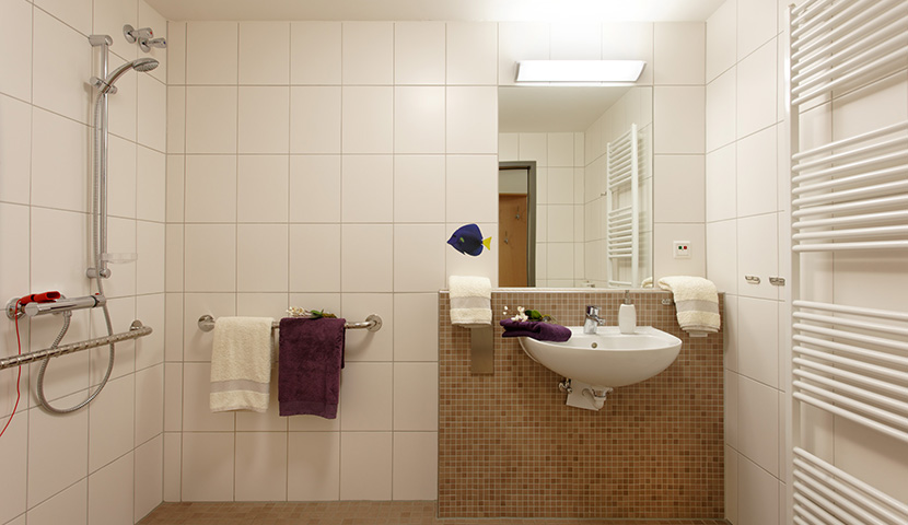 Modernes Bad im Bewohnerzimmer