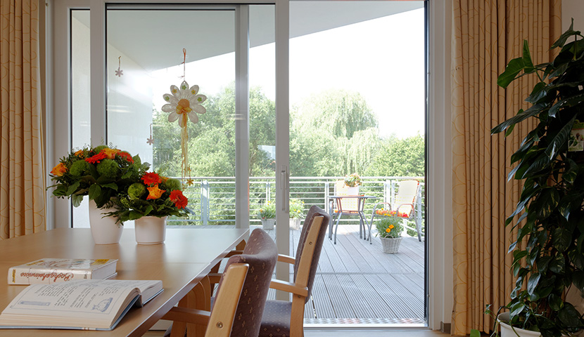 Blick aus der Wohnküche über die Terrasse in den Garten