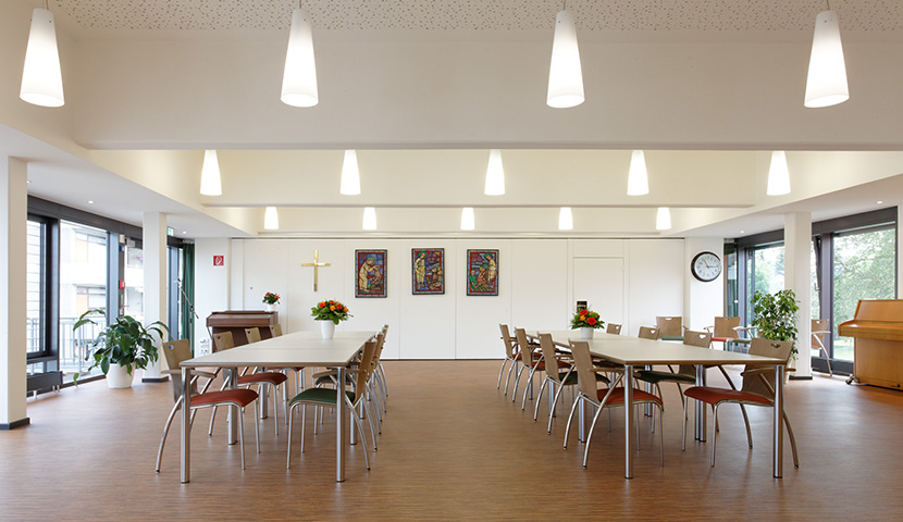 Der große Saal mit Tischgruppen und beidseitigem Blick in den Garten