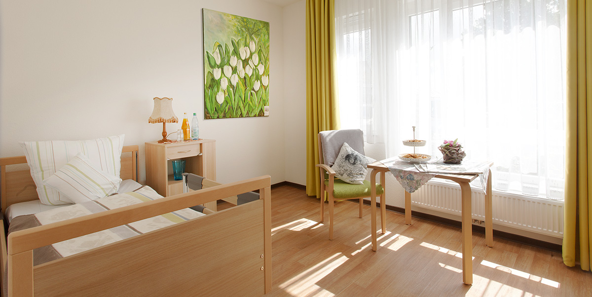Gemütliches und helles Bewohnerzimmer in der Kurzzeitpflege