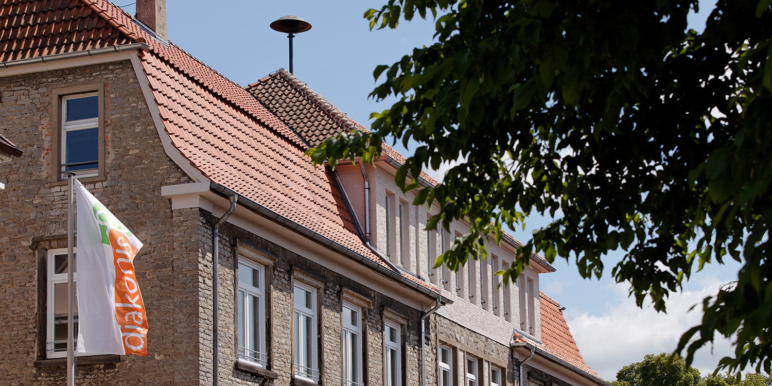Pflegeschule in Lage von außen mit diakonis Flagge