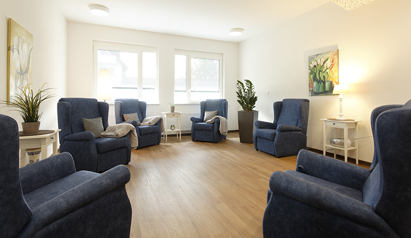 Ruheraum mit blauen Relax-Sesseln