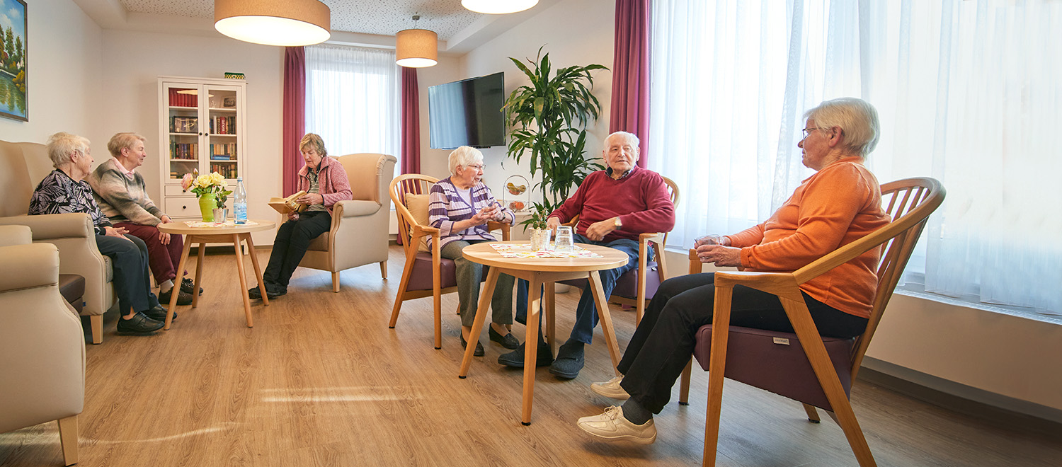 Bewohner im Wohnzimmer der diakonis Wohngemeinschaft