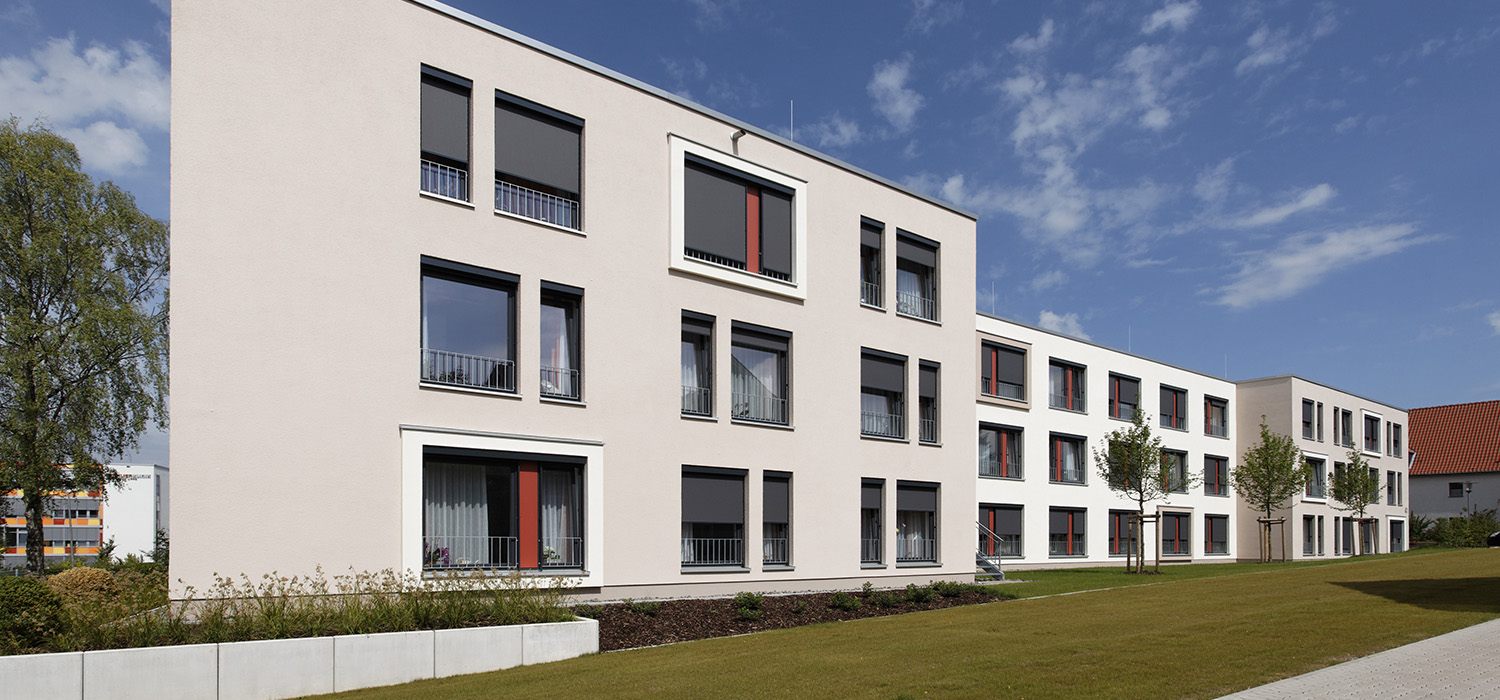 Das moderne Gebäude Seniorenzentrum Sofienstraße: eine glatte Fassade mit großen Fenstern