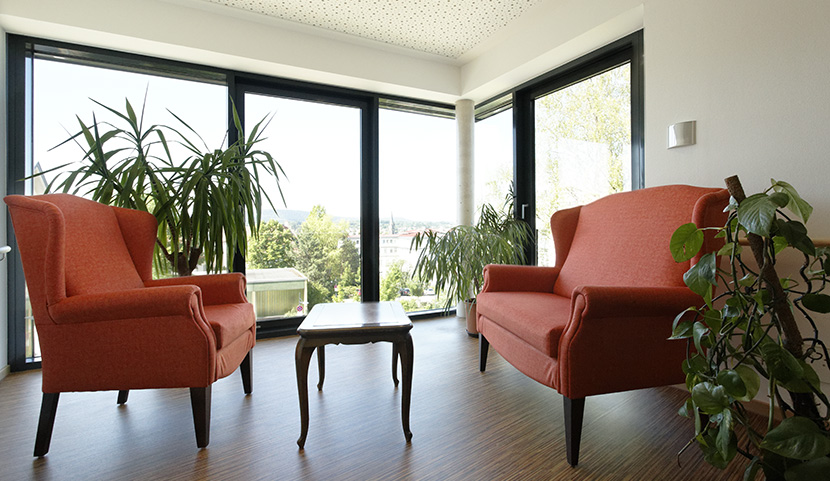 Sitzecke mit roten Sesseln und Blick auf Detmold und den Teutoburger Wald