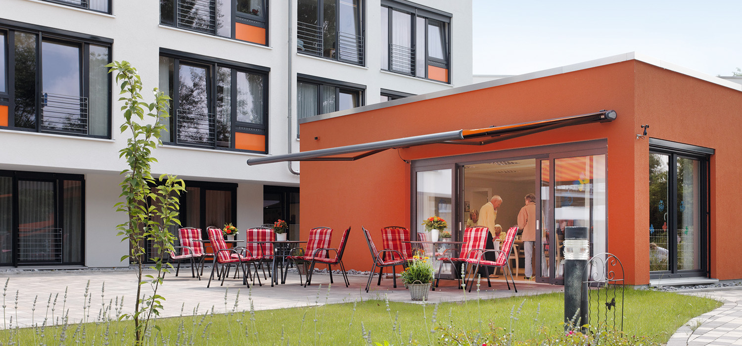 Das rote Gebäude der Tagespflege Lage im Haus der Diakonis