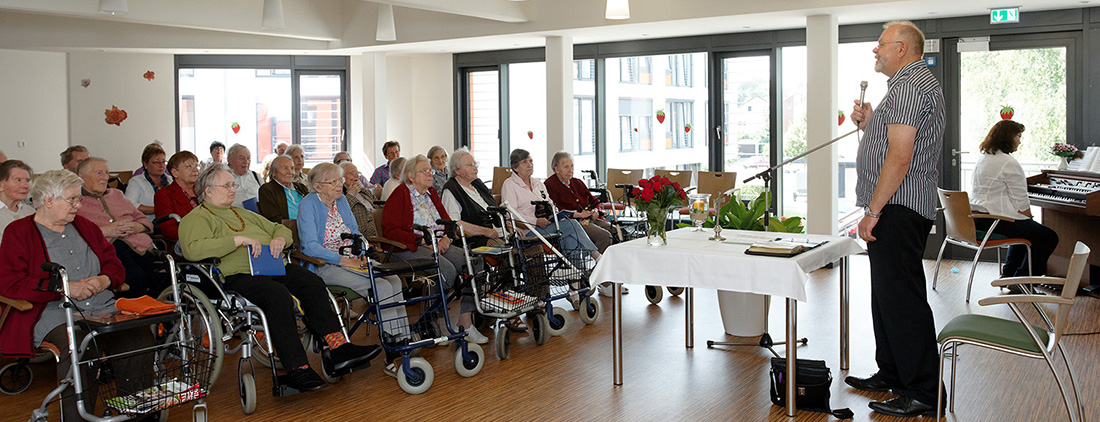 Gottesdienst im großen Saal im Haus der Diakonie