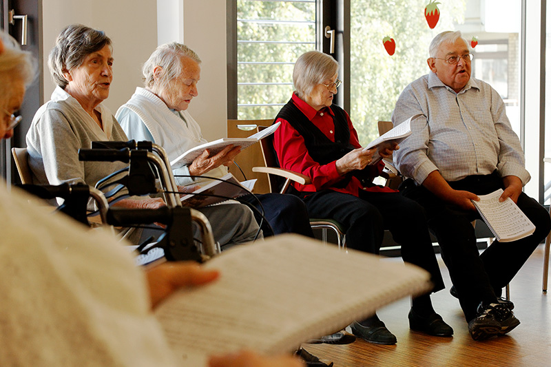 Vier Bewohner beim Gottesdienst im Haus der Diakonie