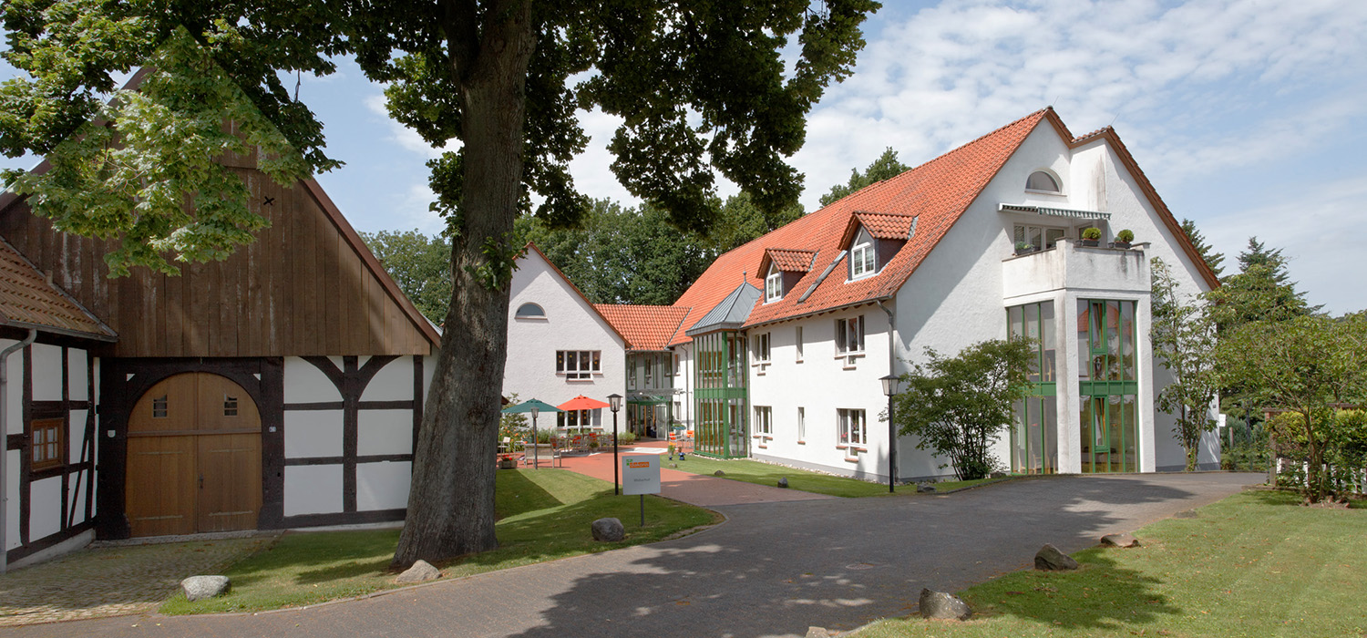 Das Gebäude Weberhof mit Fachwerk-Nebengebäude