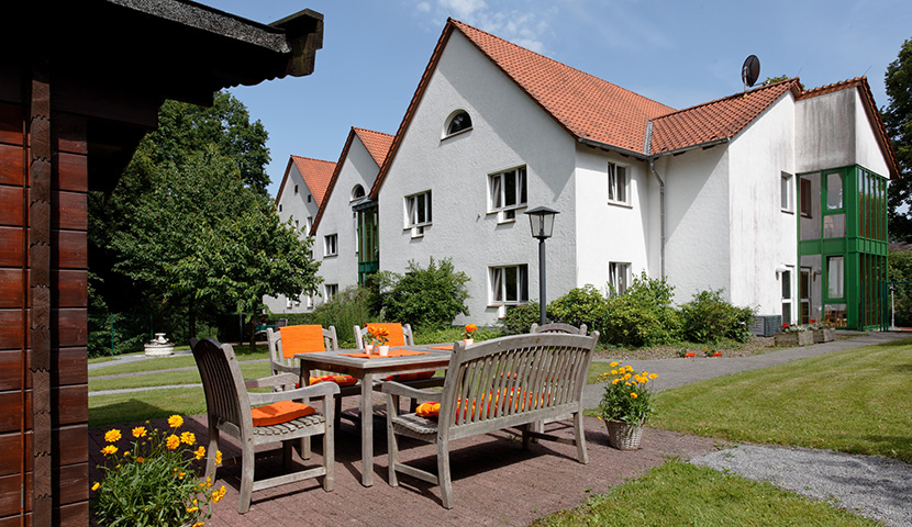 Der Garten mit Sitzbereich und das Gebäude im Hintergrund