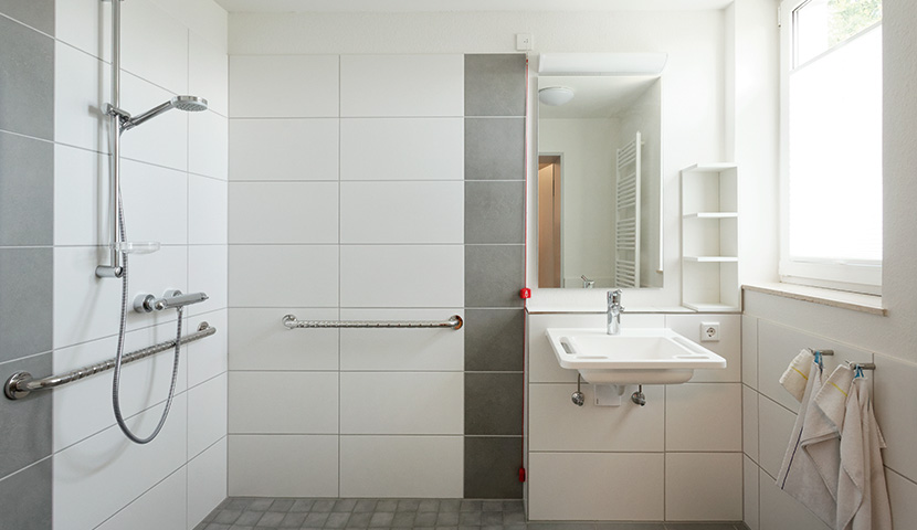 Modernes, helles Bad in einem Bewohnerzimmer