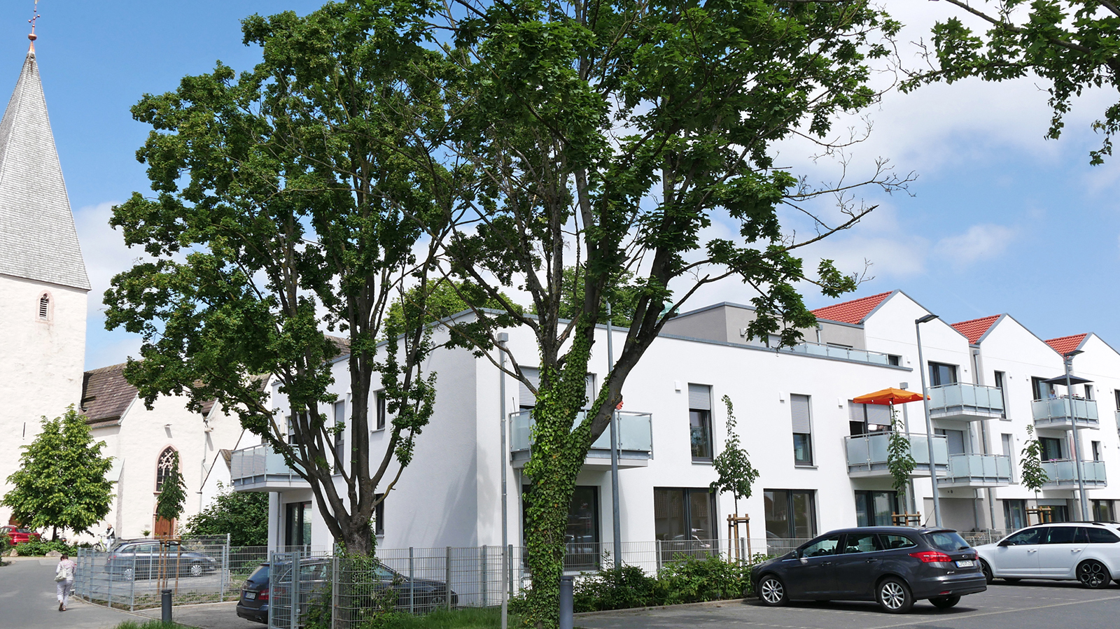 Gebäude der Wohngemeinschaft Lage, im Hintergrund die Marktkirche