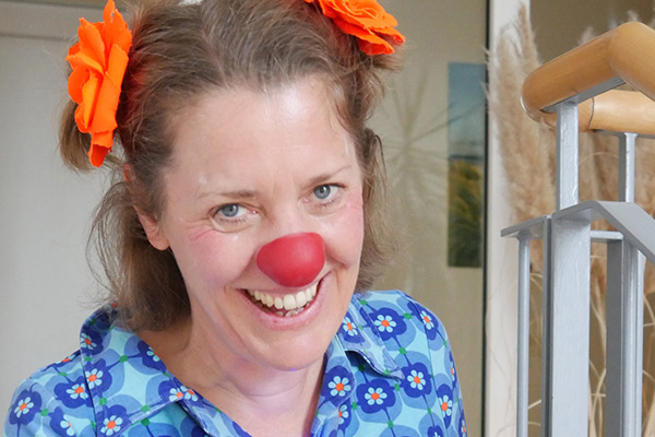 Clown Karlotta mit roter Clownsnase aus dem Team der Dr. Clowns