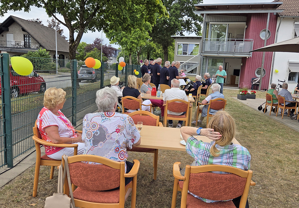 Viele Besucher im Garten bei der 30-Jahr-Feier im Seniorenzentrum Augustdorf