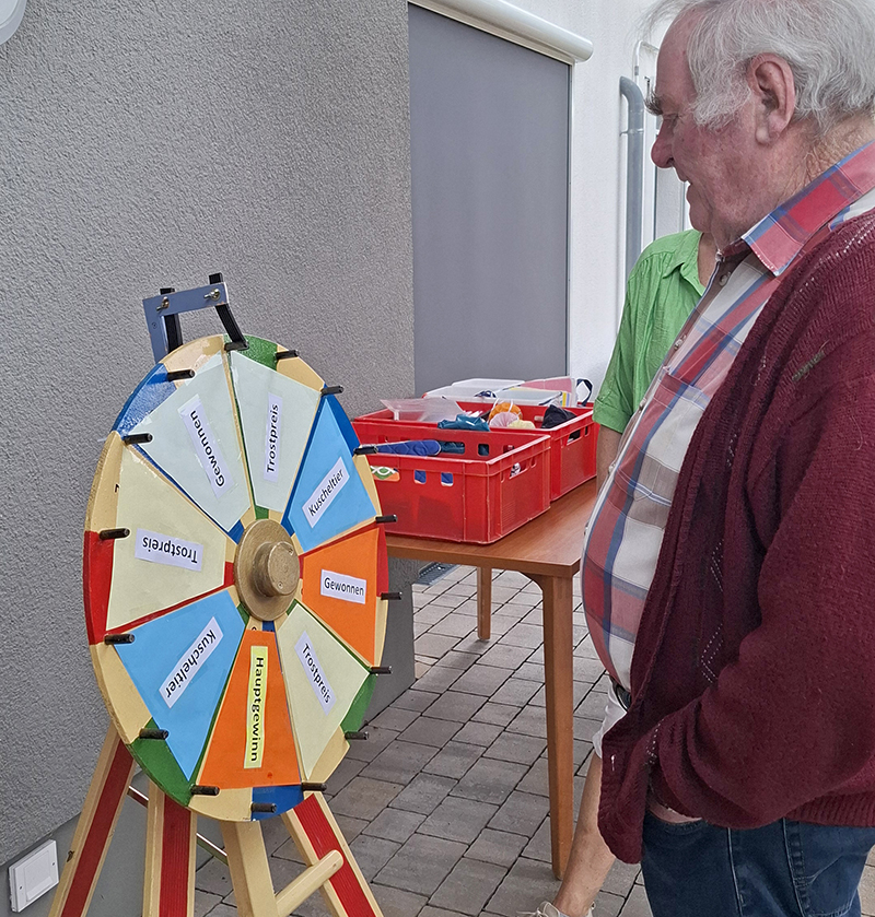 Ein Gast steht vor dem Glücksrad und hofft auf Gewinn