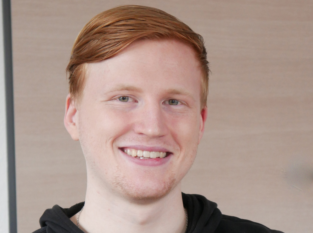 Florian Kirchhof lächelt und freut sich über den Beginn seiner Ausbildung.