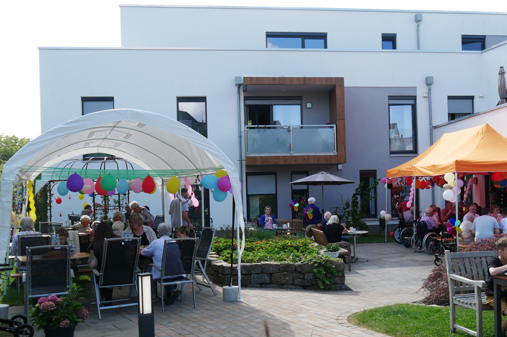 Im Garten der Ambulant betreuten Wohngemeinschaft fand das Sommerfest zum 5. Jubiläum statt.