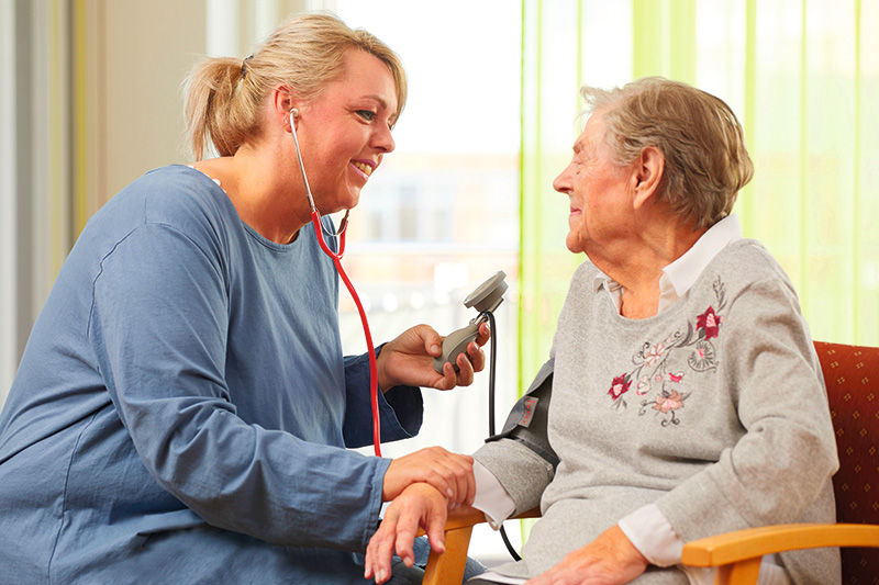 Pflegefachkraft misst Blutdruck, Ambulanter Dienst